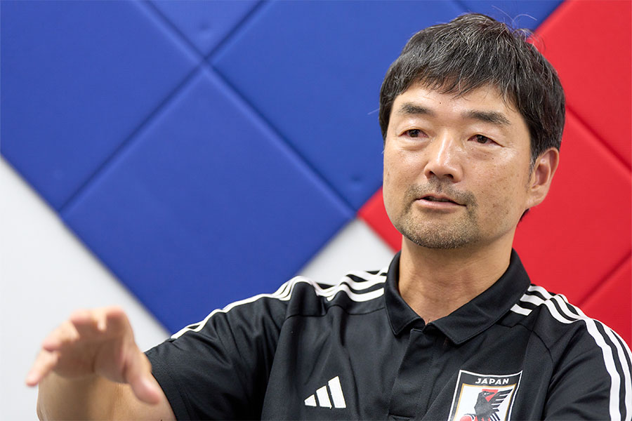 指導者としての目標を語ったU-17日本代表の廣山望監督【写真：近藤俊哉】