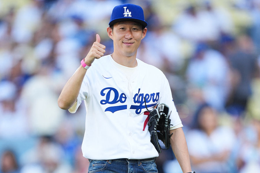 ドジャーススタジアムの始球式に登場したソン・フンミン【写真：ロイター】