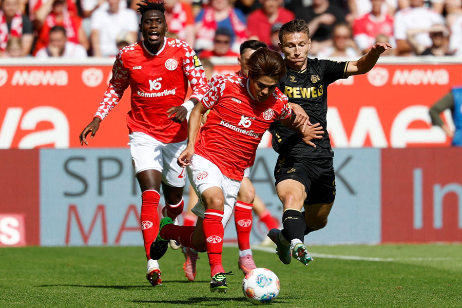 ケルン戦にスタメン出場した佐野海舟【写真：ロイター】