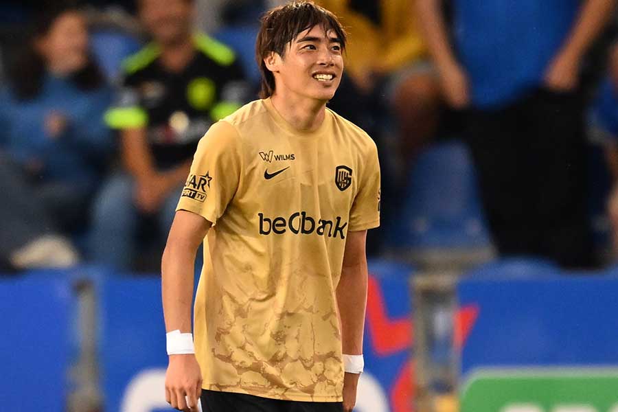 ヘンクの伊東純也【写真：PsnewZ/アフロ】