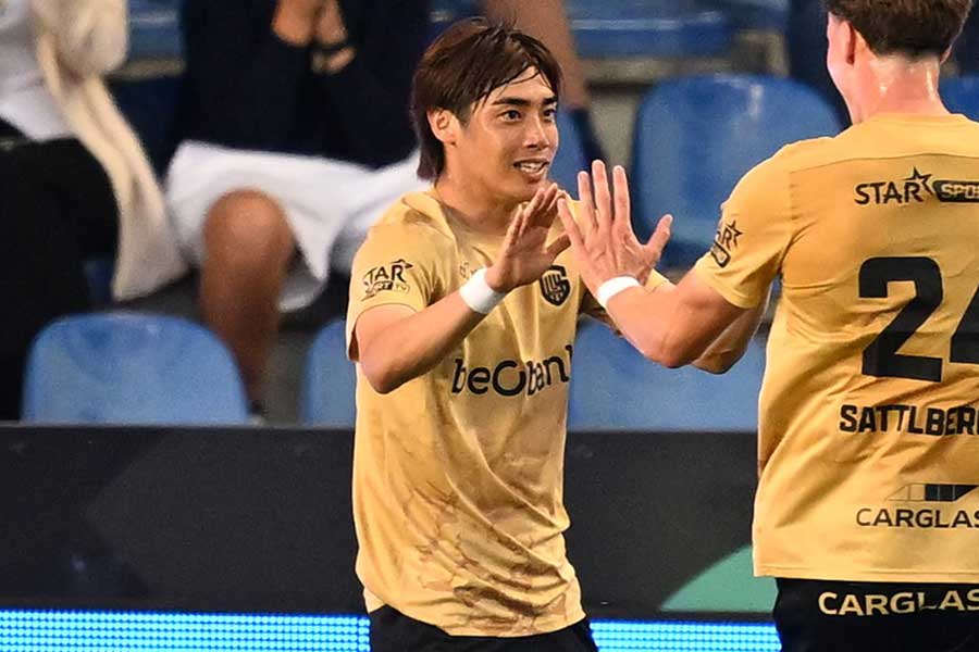 ヘンクの伊東純也【写真：PsnewZ/アフロ】