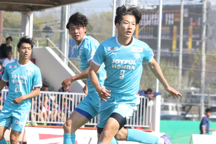 海外移籍をした内野航太郎（手前）と小林俊瑛【写真：安藤隆人】