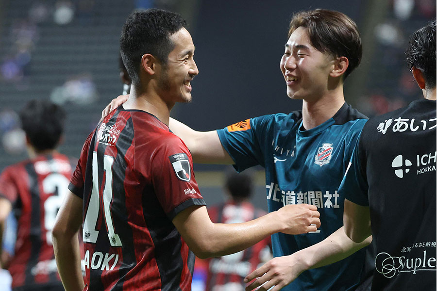 札幌・青木亮太（左）【写真：産経新聞社】