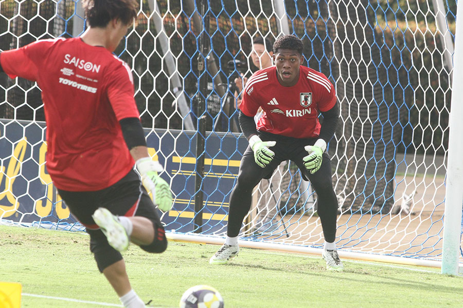 日本代表の鈴木彩艶【写真:FOOTBALL ZONE編集部】