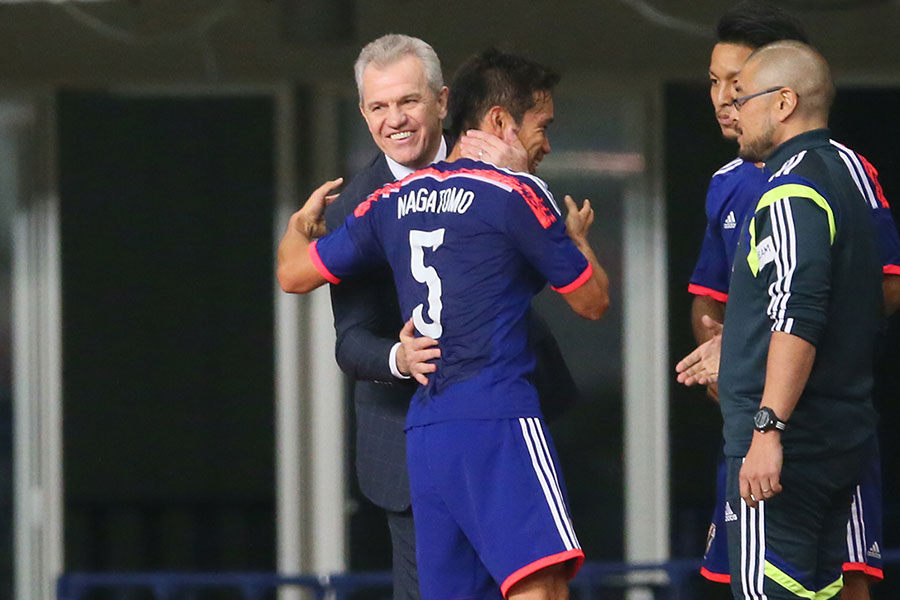 ハビエル・アギーレと長友佑都【写真：写真：YUTAKA/アフロスポーツ】