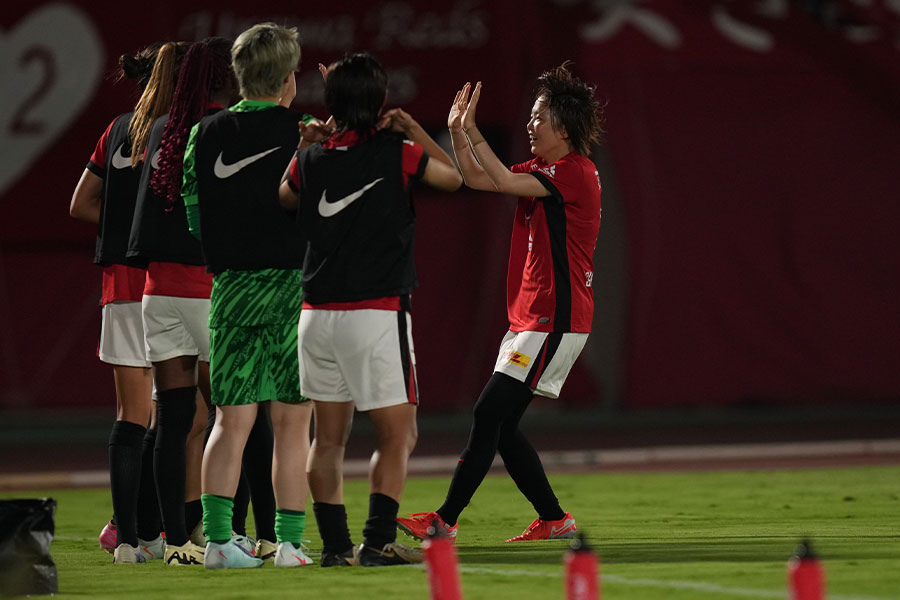 浦和Lで活躍する榊原琴乃（写真右）【写真：(C) WE LEAGUE】