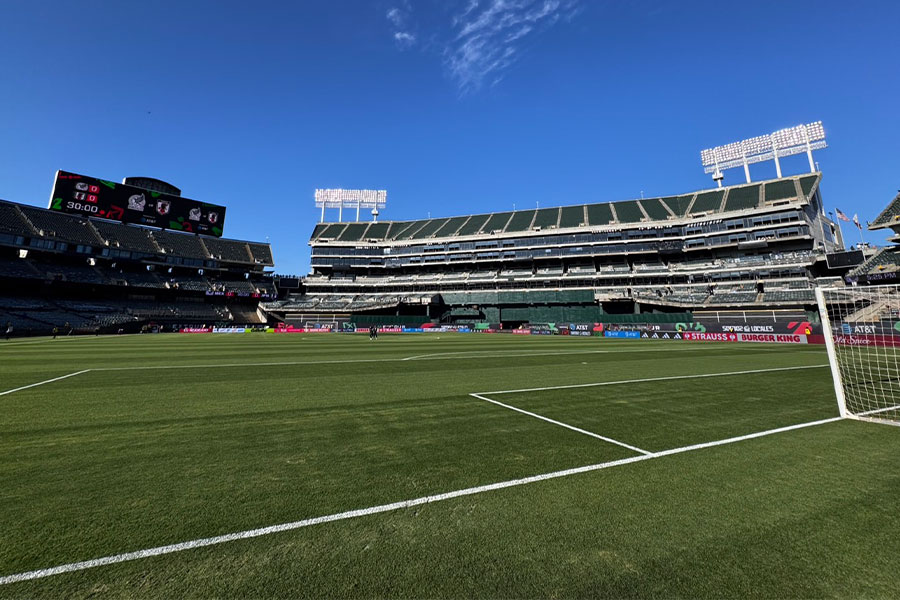 試合会場のオークランド・コロシアム【写真:荒川祐史】