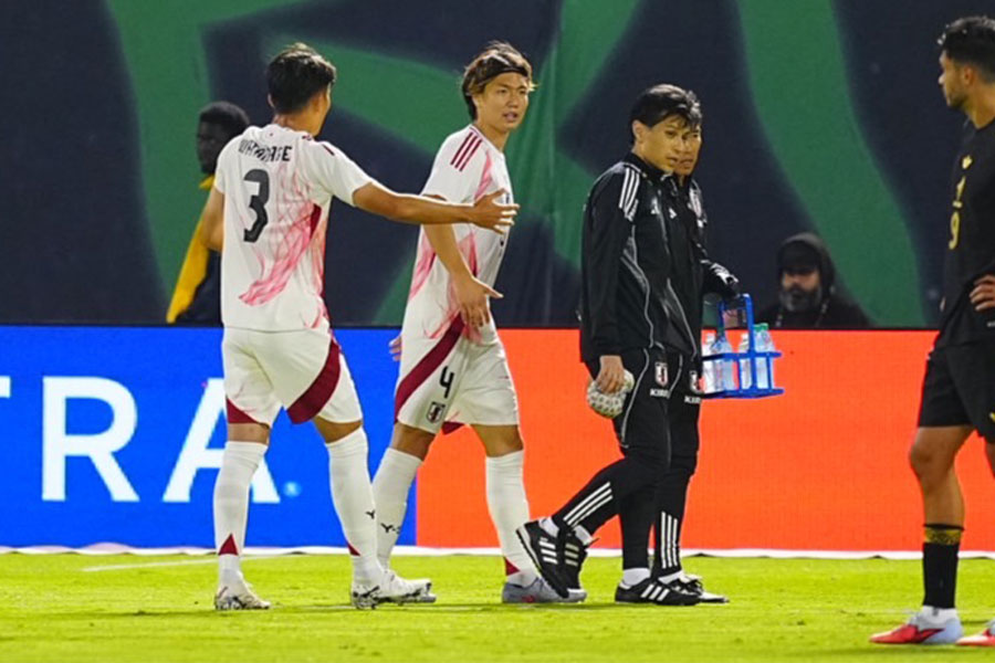 板倉滉が後半途中で負傷交代に【写真:荒川祐史】