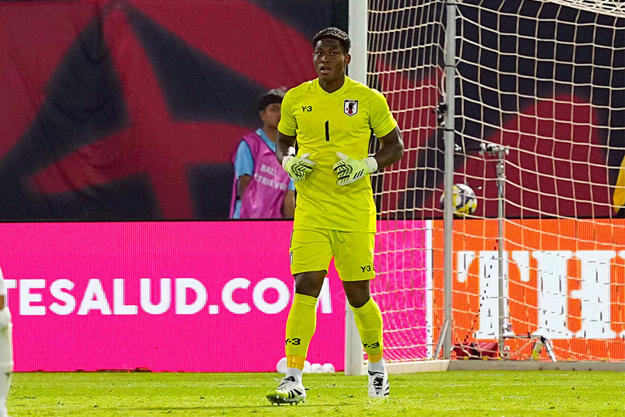 日本代表鈴木彩艶が好セーブ【写真：荒川祐史】