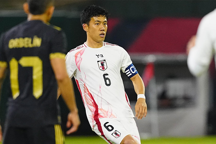 遠藤航に緑のレーザーが当てられた【写真:荒川祐史】