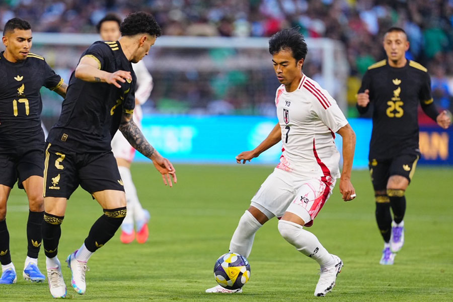 左サイドからメキシコゴールに迫った三笘薫【写真：荒川祐史】