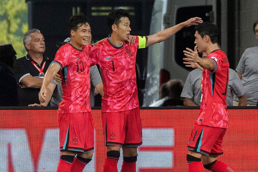アメリカ戦でゴールを決めたソン・フンミン（写真中央）【写真：AP/アフロ】