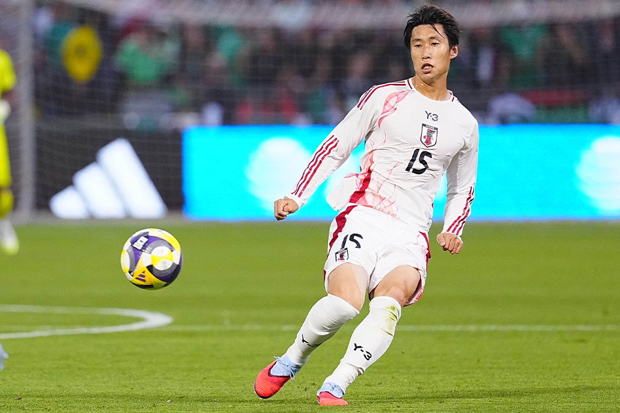 ボランチでスタメン出場した鎌田大地【写真：荒川祐史】