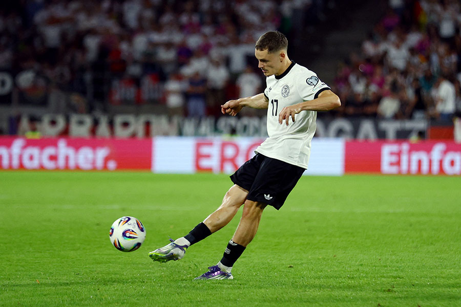 フロリアン・ヴィルツが直接FKを決めた【写真：ロイター】