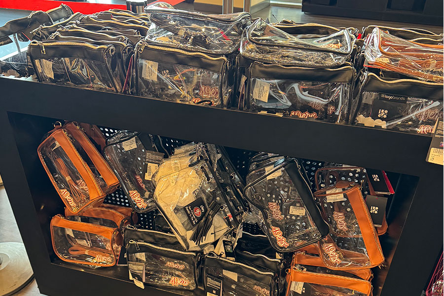 売店で販売されているクリアバッグ【写真：FOOTBALL ZONE編集部】