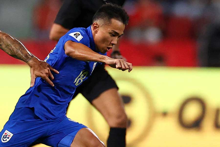 チャナティップが悪質タックル被害【写真：ロイター/アフロ】