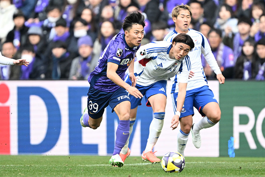 中村草太が接触もノーファウル【写真:徳原隆元】