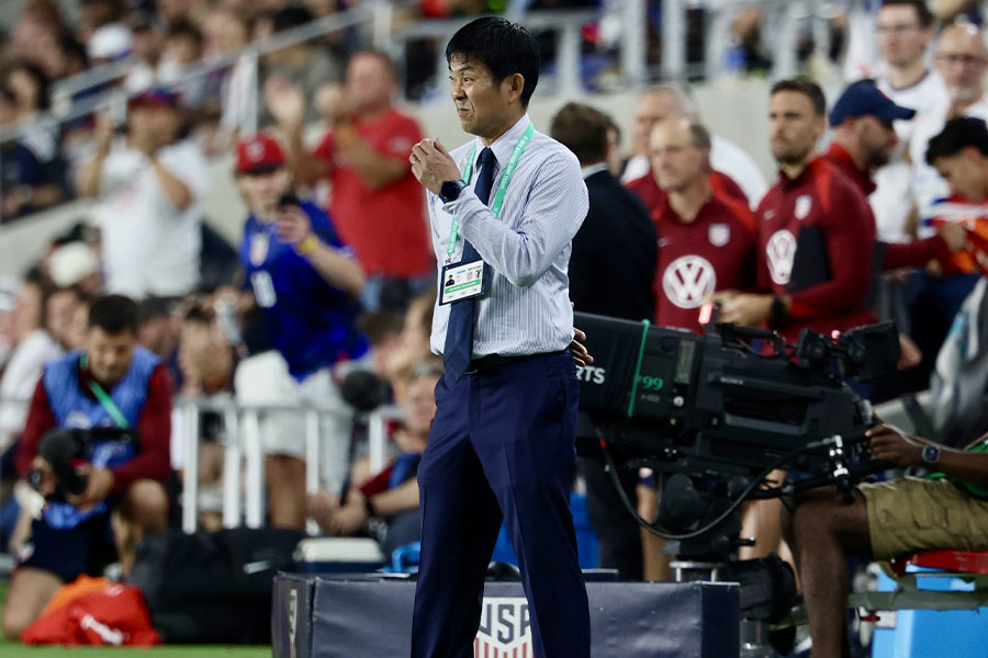 森保一監督が「私の責任」と唇を噛んだ【写真:産経新聞社】