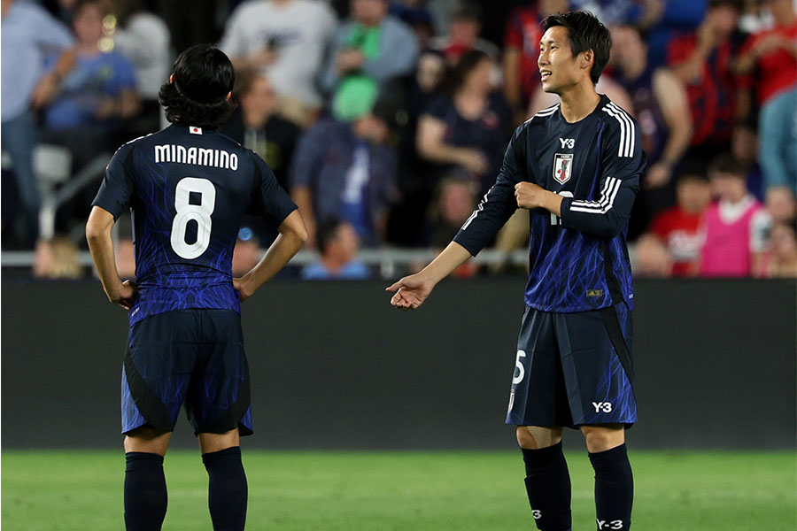 後半途中から出場した南野拓実と鎌田大地【写真：産経新聞社】