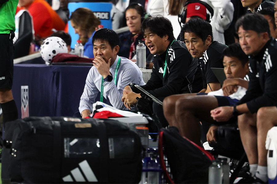 ベンチからピッチを見守る森保一監督【写真：産経新聞社】