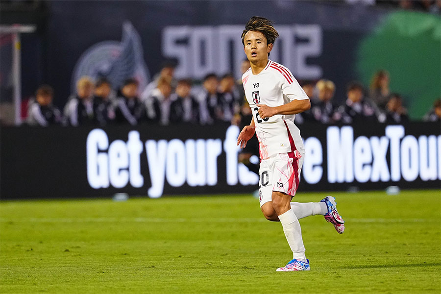 久保建英とポチェッティーノが談笑【写真:荒川祐史】