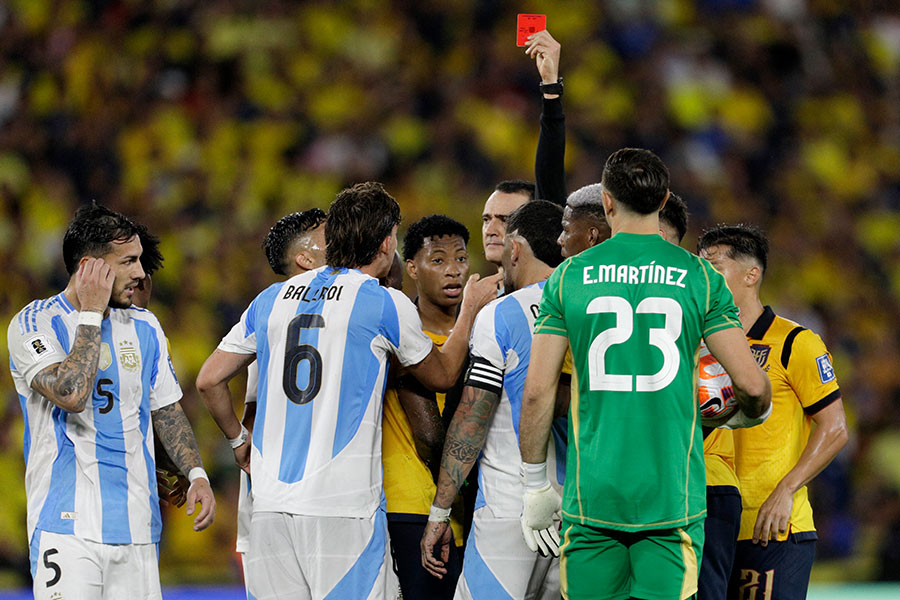 アルゼンチンのオタメンディが退場【写真:ロイター】