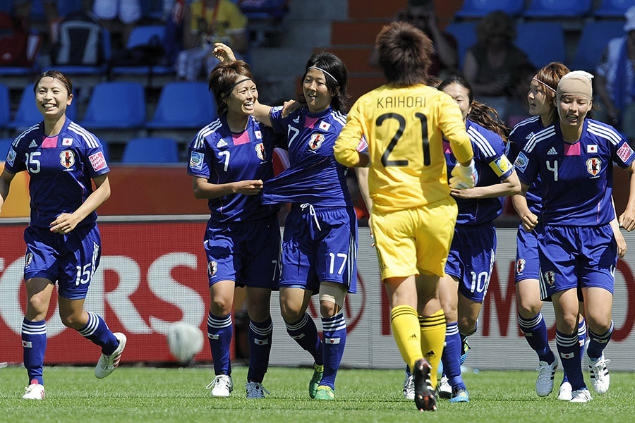 2011年ドイツW杯の初戦で先制点を挙げ、チームメイトに祝福される永里さん（中央）【写真：アフロ】