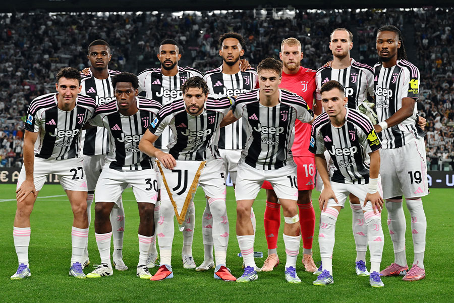 ユベントスの3rdユニフォームに注目【写真：ロイター】