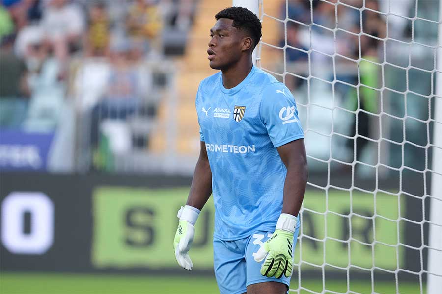 パルマでプレーする鈴木彩艶【写真：アフロ】