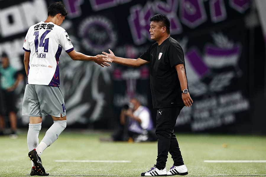 京都を優勝争いできるチームに変えた曺貴裁監督(右)のマネジメントとは?【写真:(C)KYOTO.P.S.】