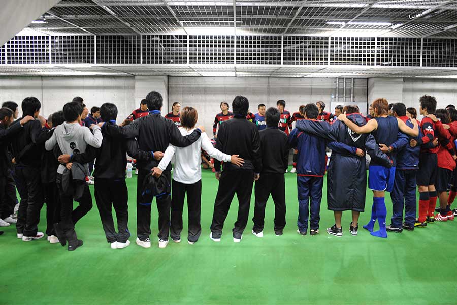 再開ゲームの前に鹿島の選手とスタッフらが組んだ円陣の様子【写真：徳原隆元】