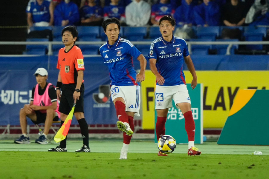 宮市亮(写真右)がわずか16分間で負傷交代に【写真:増田美咲】