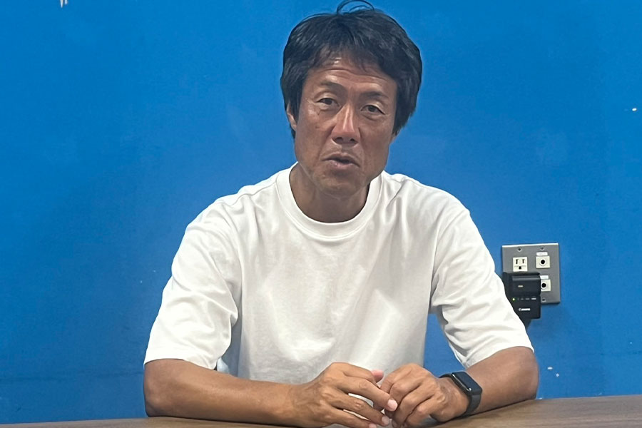 勝ち点3を逃して会見で悔しがる鈴鹿の山本富士雄監督【写真：荻島弘一】