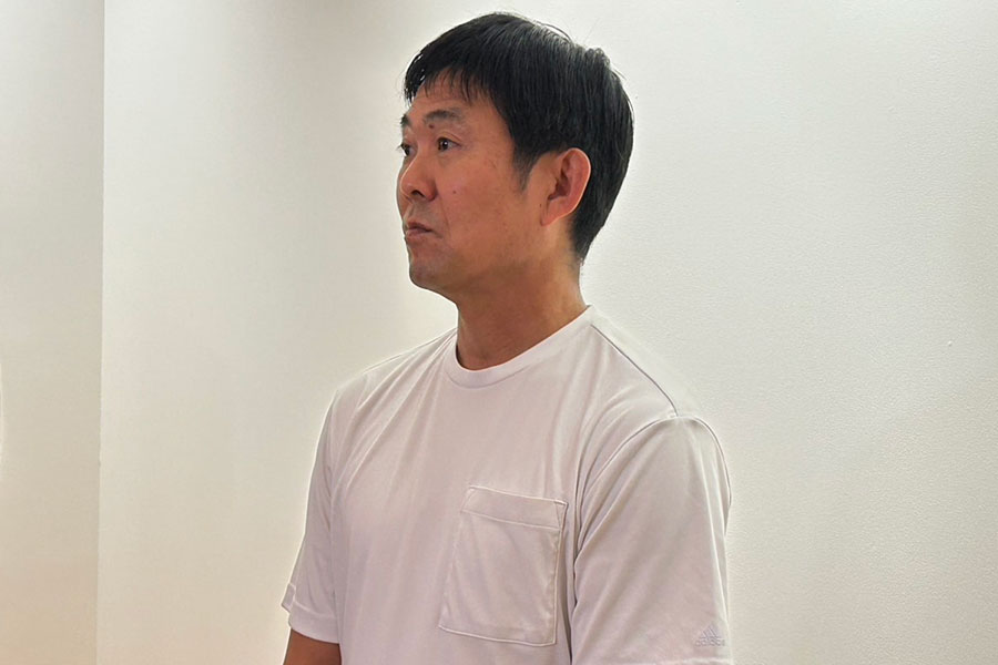羽田空港で取材に応じた日本代表・森保一監督【写真：FOOTBALL ZONE編集部】