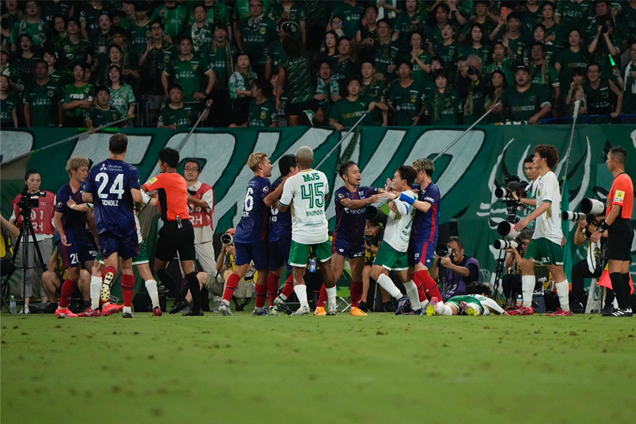 長倉幹樹のワンプレーをきっかけに一触即発【写真：増田美咲】