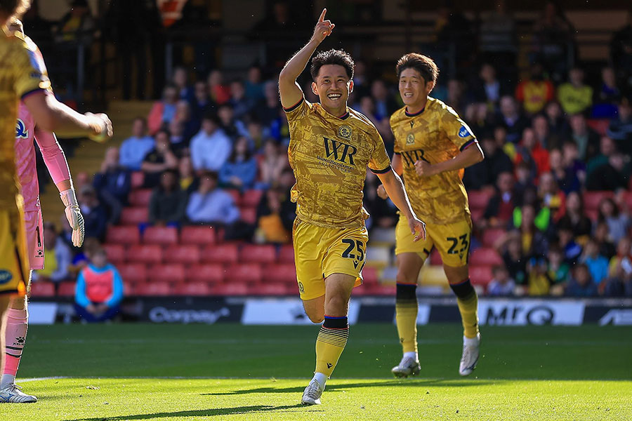 ブラックバーンの日本人コンビが躍動（中央 森下龍矢、右 大橋祐紀）【写真：REX/アフロ】