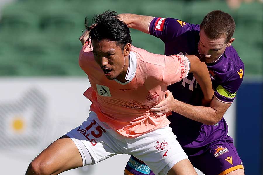 豪州でプレーしていた指宿洋史【写真：AAP/アフロ】