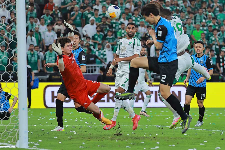 ACLE決勝のゴールマウスに立った山口瑠伊（左）【写真：ロイター/アフロ】