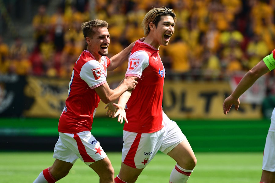 スラビア・プラハでプレーする橋岡大樹【写真：CTK Photobank/アフロ】