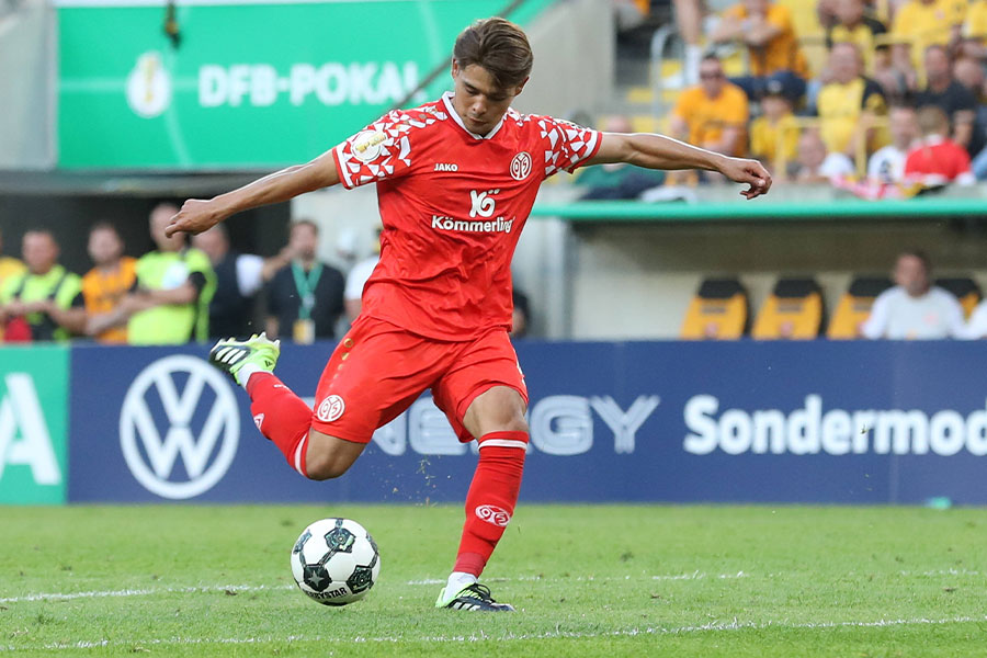 佐野海舟がアウクスブルク戦でブンデス初ゴール【写真：アフロ】