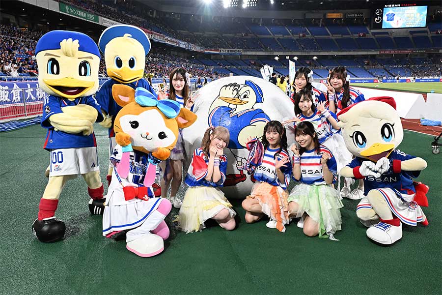 福岡戦に来場した7人組アイドルグループ・Peel the Apple【写真：徳原隆元】