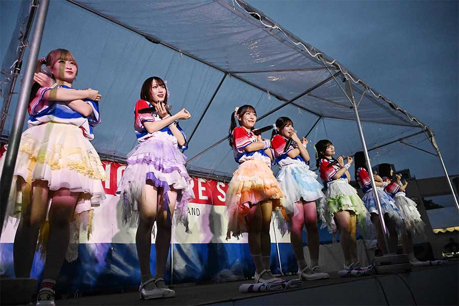 試合前にトリコロールランドステージでライブを実施【写真：徳原隆元】