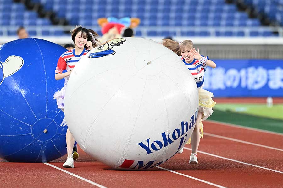 ハーフタイムにはトリコローリングレースの大玉転がしに参加【写真：徳原隆元】