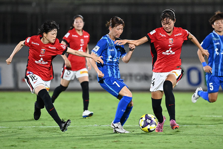 16歳の平川陽菜（写真右）が見せるテクニックに注目【写真：(C) WE LEAGUE】