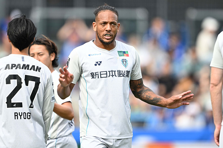 ウェリントンが前半で退場処分となった【写真：徳原隆元】