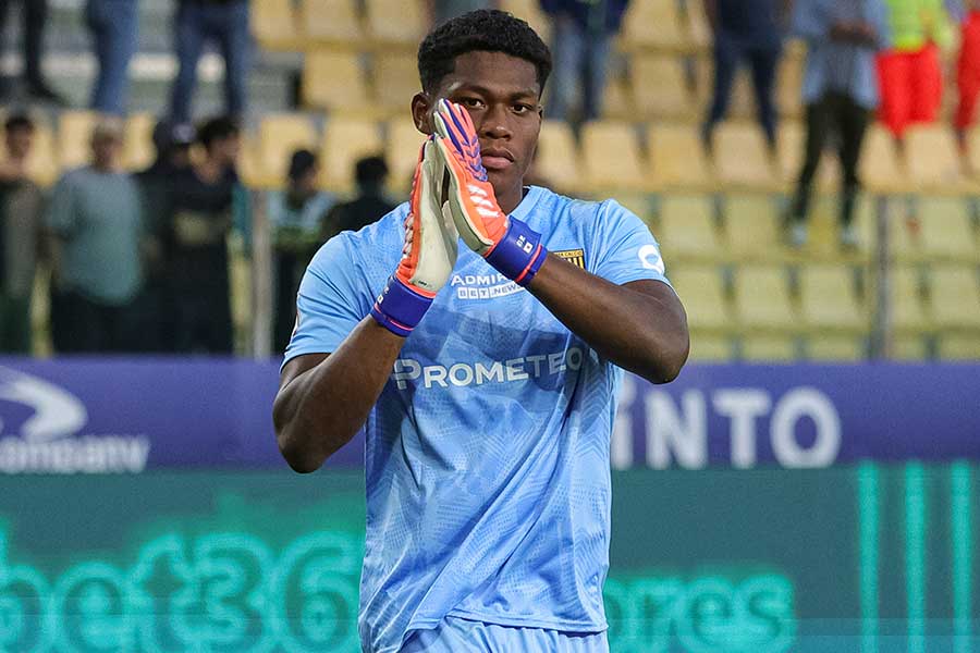 パルマの鈴木彩艶【写真：PA Images/アフロ】