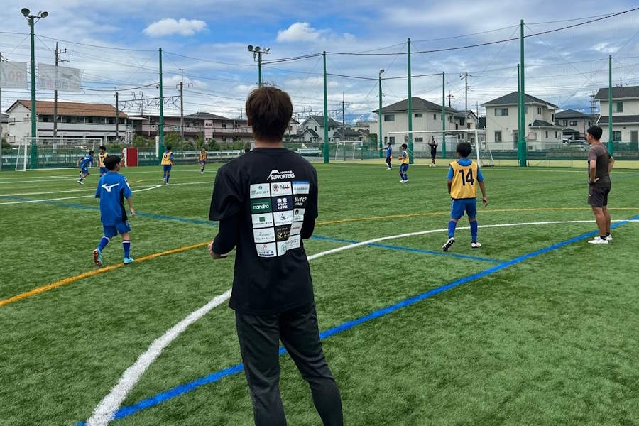 Uスポーツクラブにて日本サッカーを学ぶ王コーチ【写真：久保田嶺】