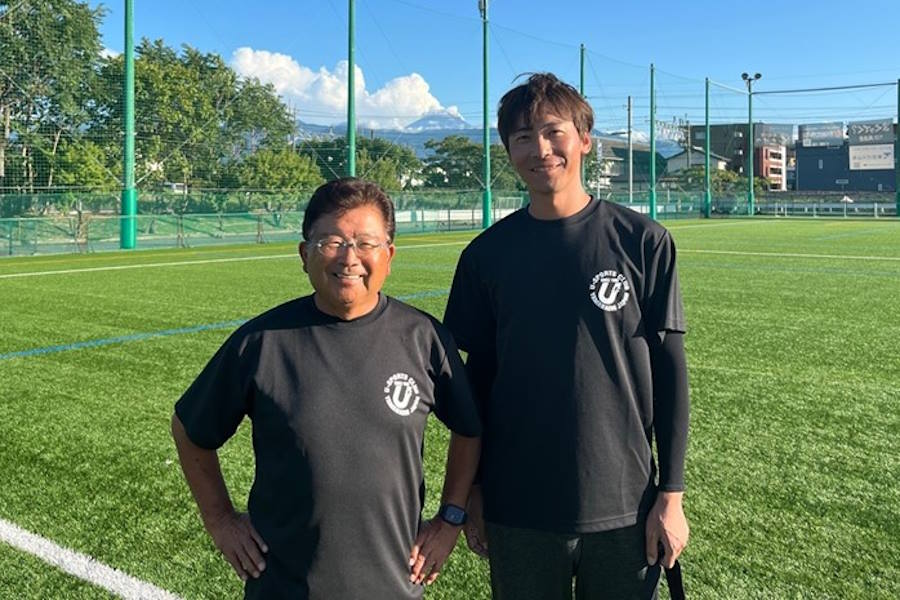 Uスポーツクラブ代表の塚田雄二監督（左）と留学中の王コーチ【写真：久保田嶺】