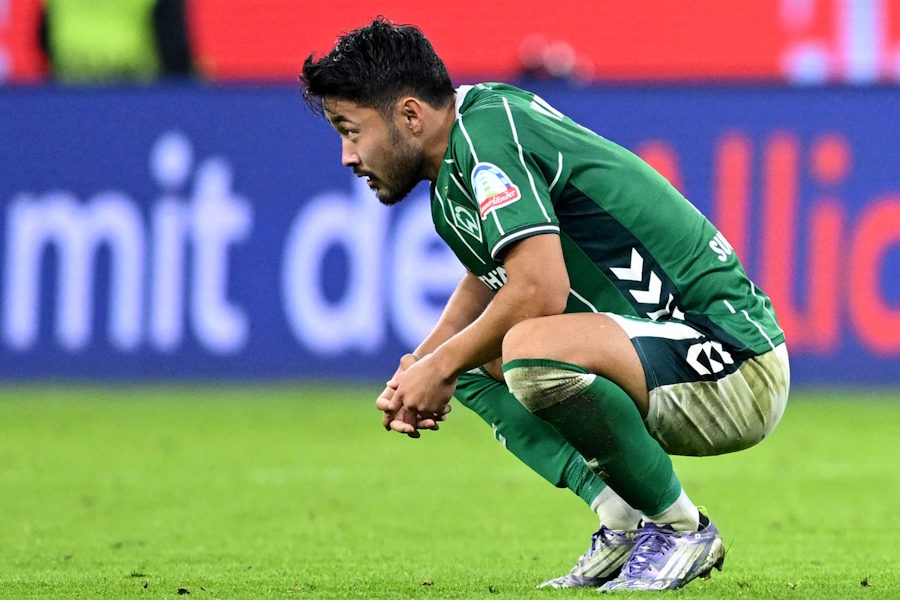 ブレーメンでプレーする菅原由勢【写真：ロイター】