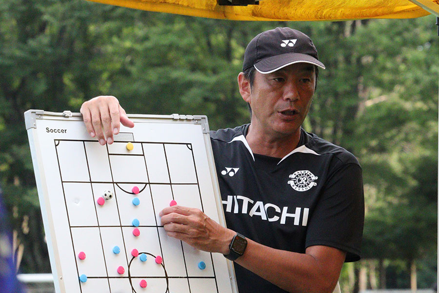日体大柏サッカー部の根引謙介監督【写真：小室 功】